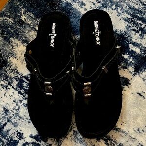 Minnetonka Silverthorne Black Sandals with Metallic Details